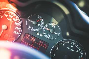Amaturenbrett eines Sportwagens