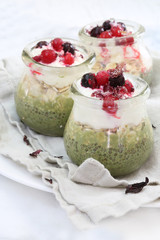 Overnight oal au thé matcha et fruits rouges