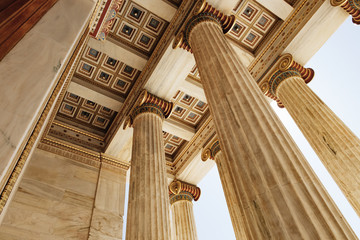 Détail du plafond et des colonnes de marbre de l& 39 Académie d& 39 Athènes à Athènes, Grèce.vue de dessous