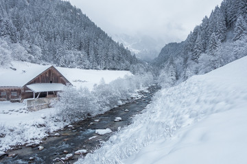 Fluss in einer Winterlandschaft