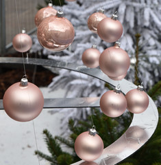 Boules de Noël roses et sapin enneigé