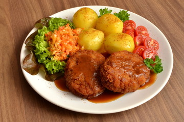 kotlet mielony z ziemniakami surówką i pomidorem