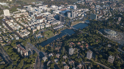 Vista aerea del moderno quartiere dell' EUR a Roma, costruito per l'Esposizione universale che si sarebbe dovuta tenere nella Capitale nel 1942. In primo piano il piccolo lago e il parco del quartiere