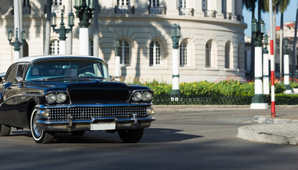 Amerikanischer schwarzer Buick Oldtimer mit weissem Dach auf der Strasse in Havana City Cuba - Serie Cuba