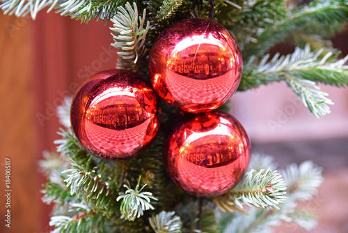 "Boules de Noël rouges scintillantes" photo libre de droits sur la