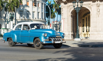 Amerikanischer blauer Chevrolet Oldtimer mit weissem Dach auf der Strasse in Havana City Cuba -...