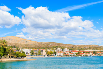 Fototapeta premium Widok na kolorowe domy w mieście Trogir, Dalmacja, Chorwacja