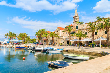 Fototapeta premium SPLITSKA PORT, BRAC ISLAND - SEP 7, 2017: View of beautiful Splitska port on Brac island, Croatia.