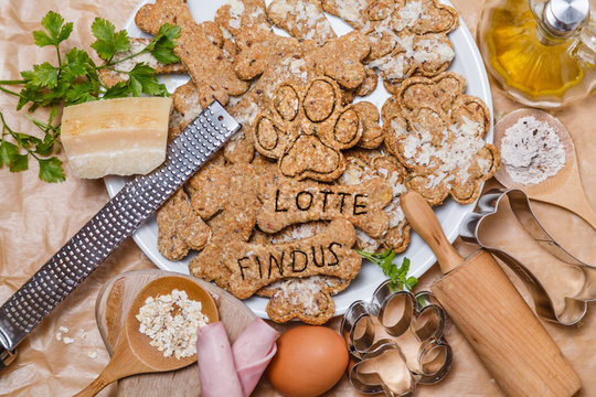Flat lay selbstgebackene Hundekekse mit allen Zutaten