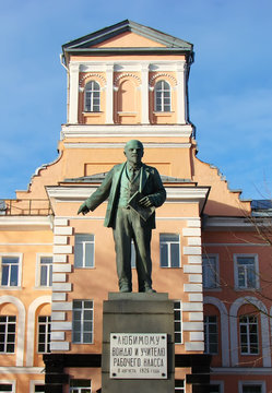 Первый памятник Ленину в Петрограде, Ленинграде, Петербурге