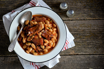 White beans stewed with smoked ribs, onions, carrots, garlic, red paprika, tomatoes and parsley.