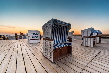 Strandurlaub an der Nordsee, verlassene Strandkörbe am Abend bei St. Peter Ording