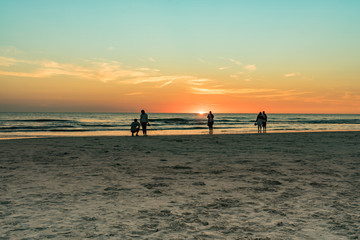 Strandurlaub - romantischer Sonnenuntergang am Nordseestrand