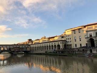 Fototapeta na wymiar L’Arno a Firenze e ponte Vecchio