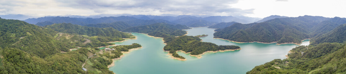 Obraz premium Widok z lotu ptaka na piękne jezioro Qiandao w Shiding District