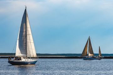 Obraz premium Blue sailboat at river