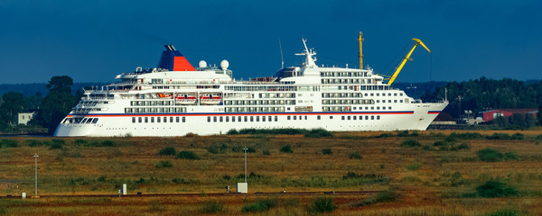 Obraz premium White cruise liner in city