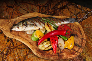 Grilled fish with baguette and vegetables