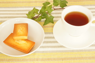 焼き菓子フィナンシェと紅茶
