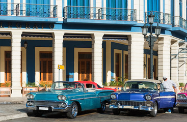 Fototapeta na wymiar Strassenleben in in Havana City Cuba mit amerikanischem Desto Chevrolet und Pontiac Cabriolet Oldtimern - Serie Cuba Reportage