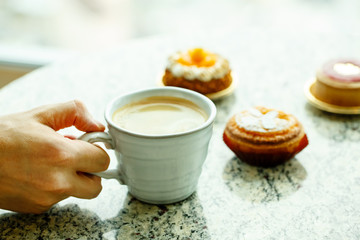 ココアを飲む手と焼き菓子