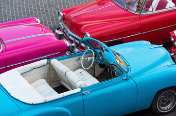 Amerikanische Pontiac, Dodge und Chevrolet Cabriolet Oldtimer in der Draufsicht in Havanna City Cuba - Serie Cuba Reportage - obrazy, fototapety, plakaty