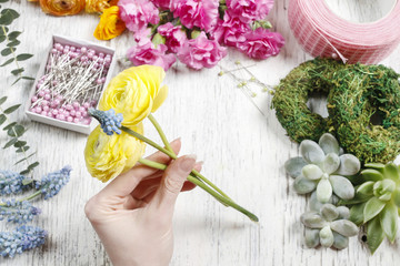 How to make bouquet of ranunculus (Persian buttercup) and muscari (Grape hyacinth) flowers.
