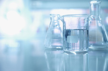 experiment water in beaker and flask in chemistry science laboratory background - obrazy, fototapety, plakaty