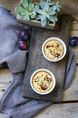 Crumble plum pie