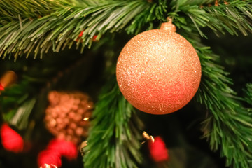 Obraz na płótnie Canvas Christmas decorations and lighting on the branches christmas tree, soft focus
