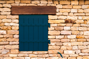 petite fenêtre sur mur en pierre