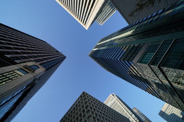 日本の東京都市景観・快晴「丸の内のビジネス街から青空を望む」