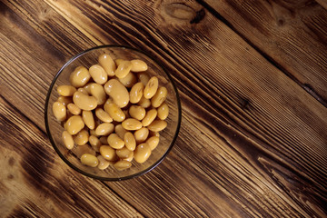 White kidney bean in glass bowl on wooden table