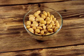White kidney bean in glass bowl on wooden table