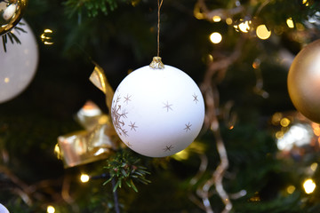 Boule de Noël blanche étoilée