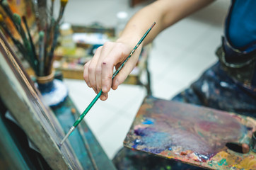 Obraz premium Closeup of female artist hand paint a picture