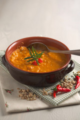 Zuppa di farro e ceci con rametto di rosmarino e peperoncino, piatto tradizionale della cucina italiana 