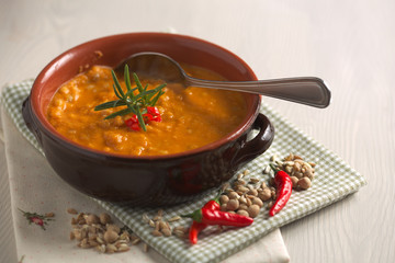 Zuppa di farro e ceci con rametto di rosmarino e peperoncino, piatto tradizionale della cucina italiana 