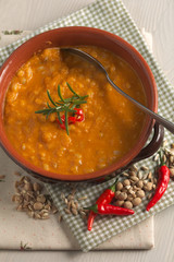Zuppa di farro e ceci con rametto di rosmarino e peperoncino, piatto tradizionale della cucina italiana 