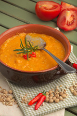 Zuppa di farro e ceci con rametto di rosmarino e peperoncino, piatto tradizionale della cucina italiana 