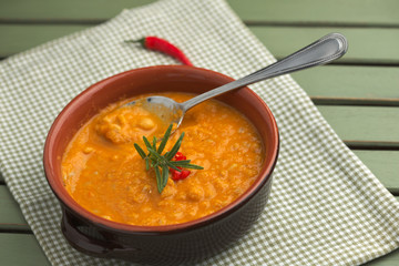 Zuppa di farro e ceci con rametto di rosmarino e peperoncino, piatto tradizionale della cucina italiana 