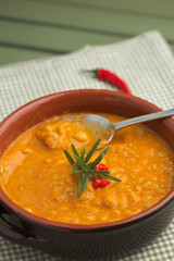 Zuppa di farro e ceci con rametto di rosmarino e peperoncino, piatto tradizionale della cucina italiana 