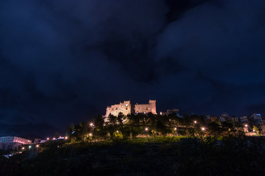 Veduta notturna del castello La Grua-Talamanca nel comune di Carini, provincia di Palermo IT