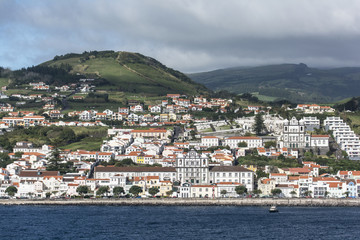 Fototapeta na wymiar Landschaft mit Blick auf Horta der Insel Faial.