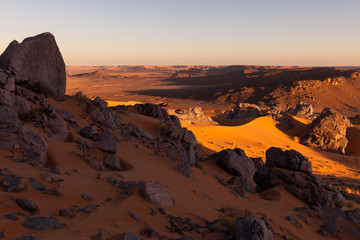 Paysage de sables et de roches dans le Sahara