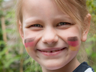 Porträt eines 5 Jahre alten Mädchens mit Deutschland Flagge auf der Wange - obrazy, fototapety, plakaty