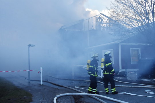 Hamburg Bergedorf. Großfeuer in Asylbewerberunterkunft. Ein Holzhaus abgebrannt