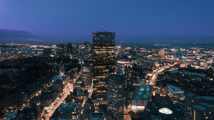 Skyline de una ciudad al anochecer en verano