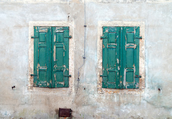 Fensterläden / verschlossene Fensterläden an einem alten Haus