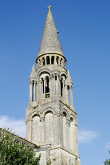 Fototapeta na wymiar Clocher de l'église de Fenioux en Charente Maritime